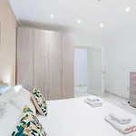Premium Seafront With Panoramic Bay Views Апартаменты