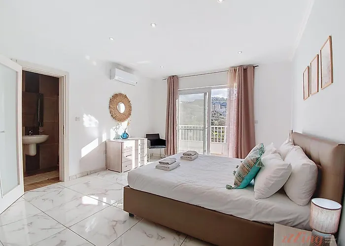 Premium Seafront With Panoramic Bay Views *