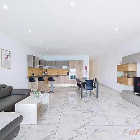 Premium Seafront With Panoramic Bay Views Apartment *