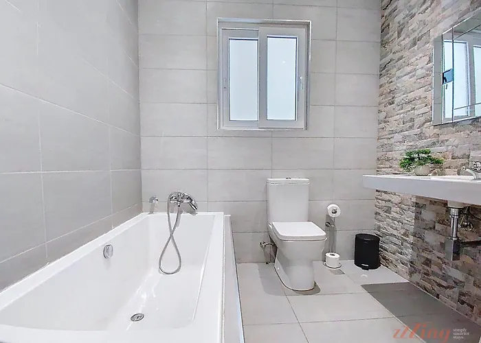 Premium Seafront With Panoramic Bay Views *